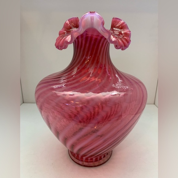 😍 Fenton Cranberry Opalescent Swirl Ruffled Large Round Vase - Picture 3 of 17